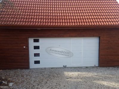 Ușă rezidențiala albă, cu ușă pietonală încorporată